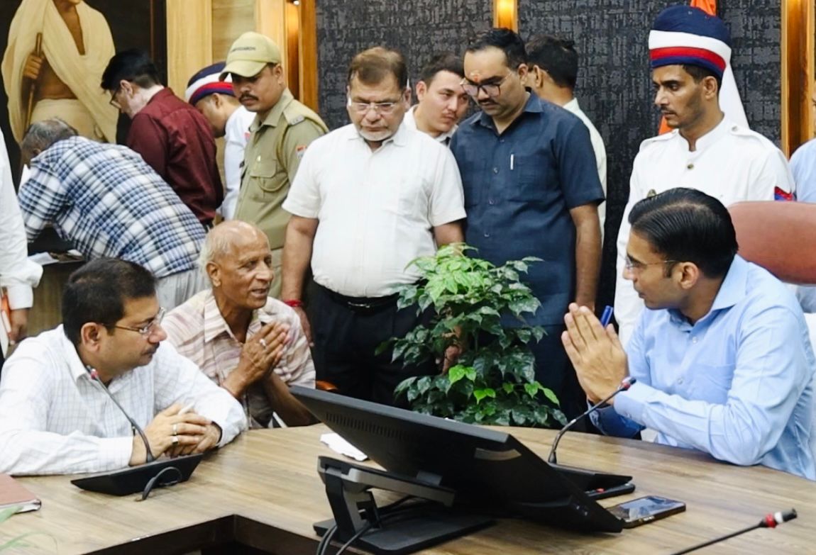 जनता दर्शन की भरी भीड़ में डीएम को आभार जताने पंहुचे अल्मोड़ा स्वतंत्रता संग्राम सेनानी के उत्तराधिकारी संग बुजुर्ग नवीनचन्द जोशी।