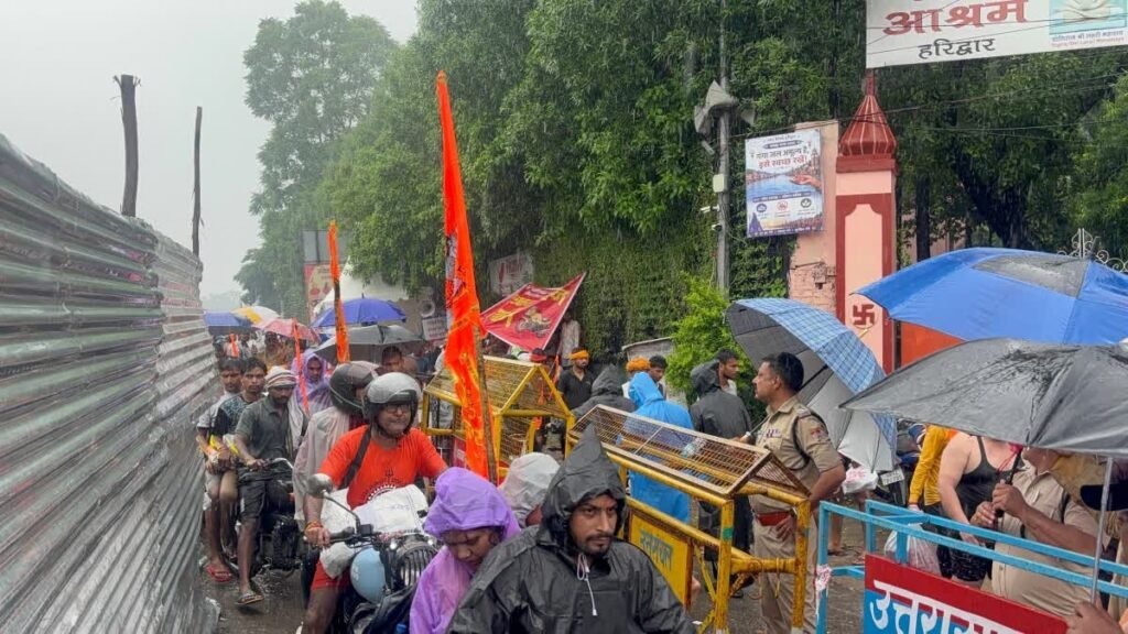 कांवड़ यात्रा का आखिरी दिन, बारिश के बीच गंतव्य की ओर बढ़ रहे शिवभक्त