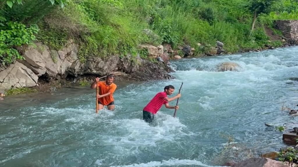 2013 की आपदा में ध्वस्त पुल आज तक नहीं बना, ग्रामीण जान हथेली पर रखकर कर रहे नदी पार