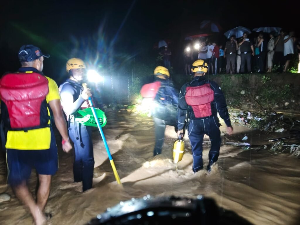 देहरादून में बाढ़ में 2 किमी दूर तक बही कार, युवक-युवती की मौत, एक युवती चमत्कारी ढंग से बची