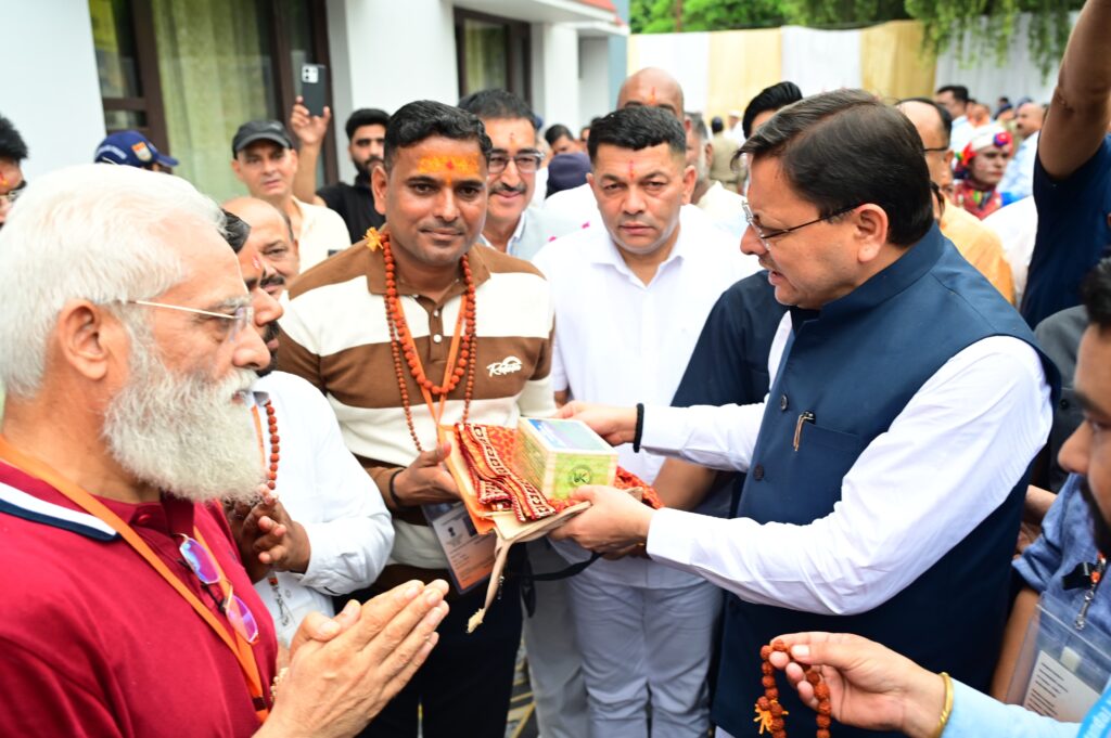 मुख्यमंत्री ने टनकपुर से कैलाश मानसरोवर यात्रा के पहले दल को हरी झंडी दिखाकर किया रवाना