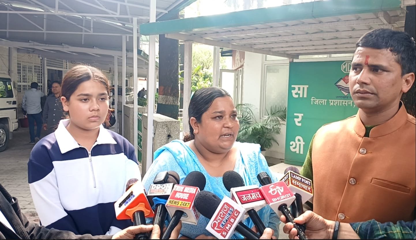 महिला कर्मचारी के उत्पीड़न के विरोध में कांग्रेस नेता सुंदर सिंह रावत “आजाद” ने डीएम को सौंपा ज्ञापन