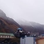 बदरीनाथ धाम की चोटियों पर बर्फबारी, श्रद्धालुओं के खिले चेहरे, निचले इलाकों में बढ़ी ठंड
